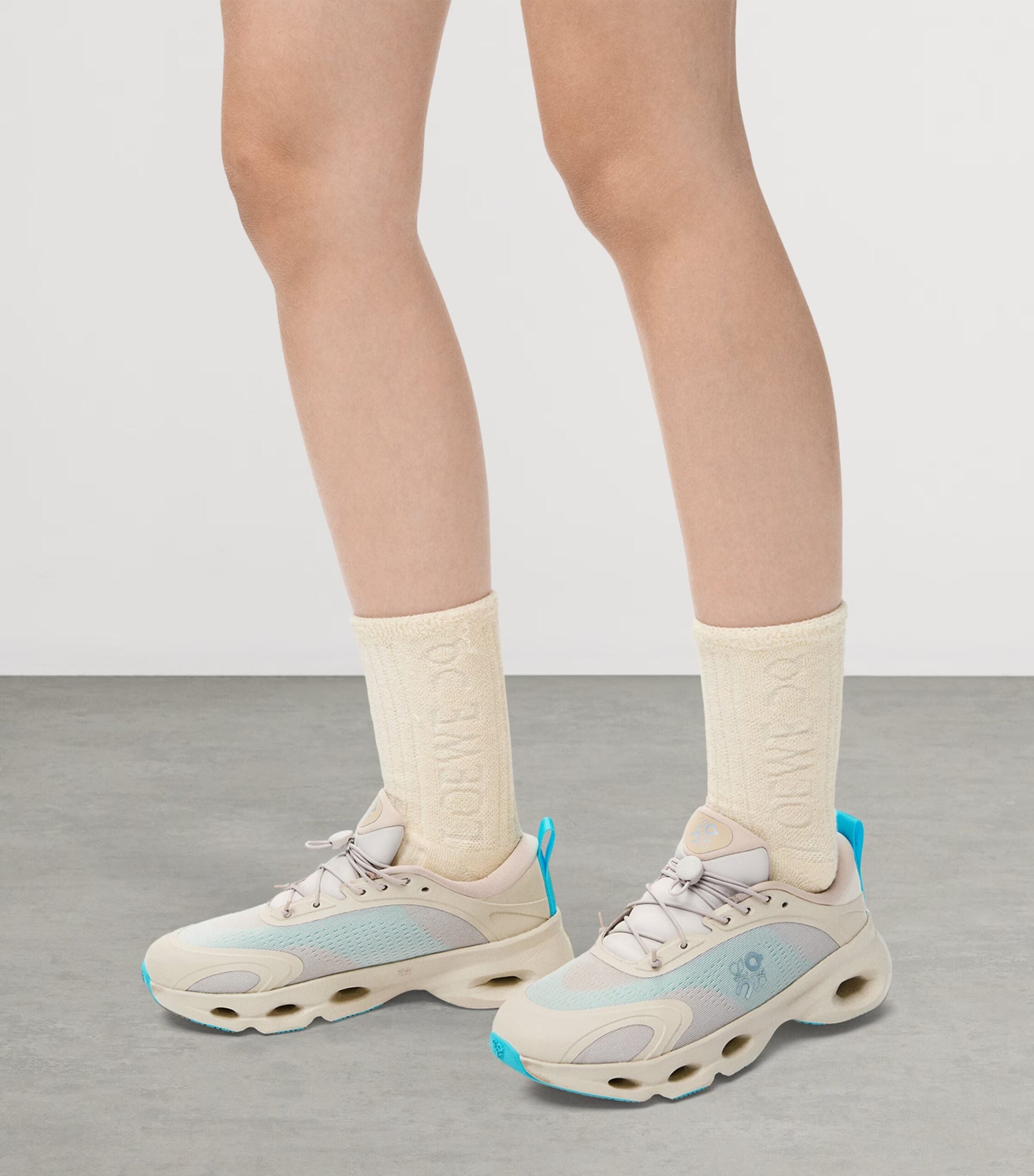 ON Running Cloudsolo LOEWE Sand | Turquoise â€?Sand | Turquoise